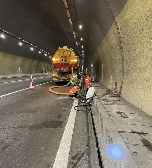 港北隧道排水渠清淤